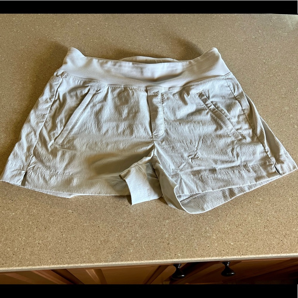 Athleta Trekkie North Shorts cream tan 6 hiking yoga phone slot zipper pockets